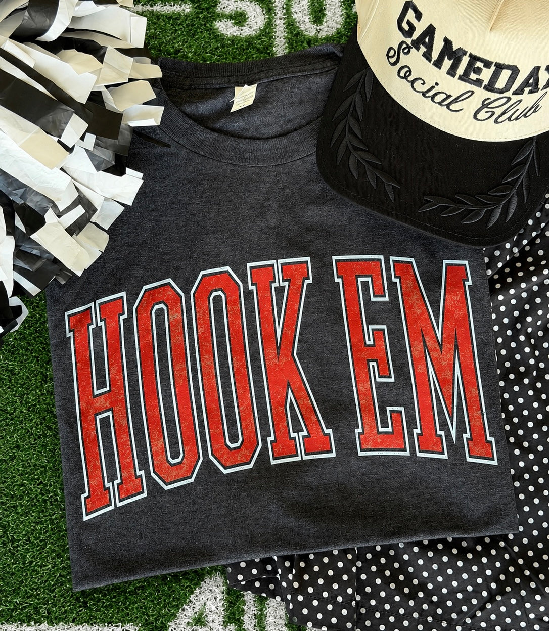 Hook ‘Em Tee